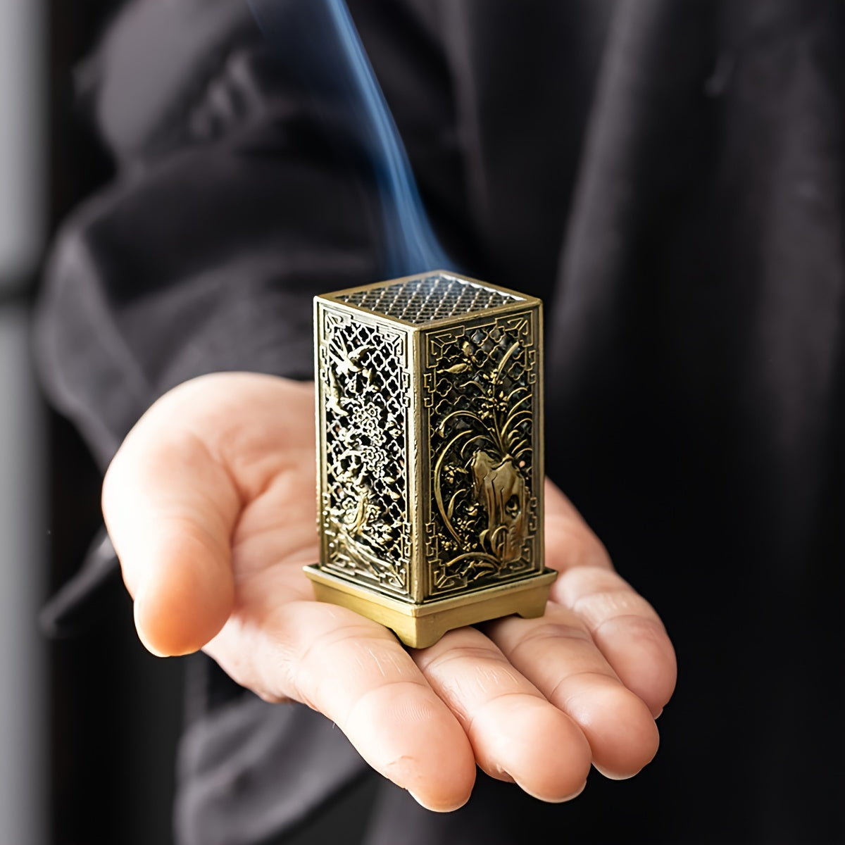 1 Suporte de Incenso Chinesa Elegante e Vazado - Caixa de Metal para Uso Interior - Ideal para Natal, Halloween, Páscoa, Hanukkah - Decoração Perfeita para Casa e Cerimónia do Chá