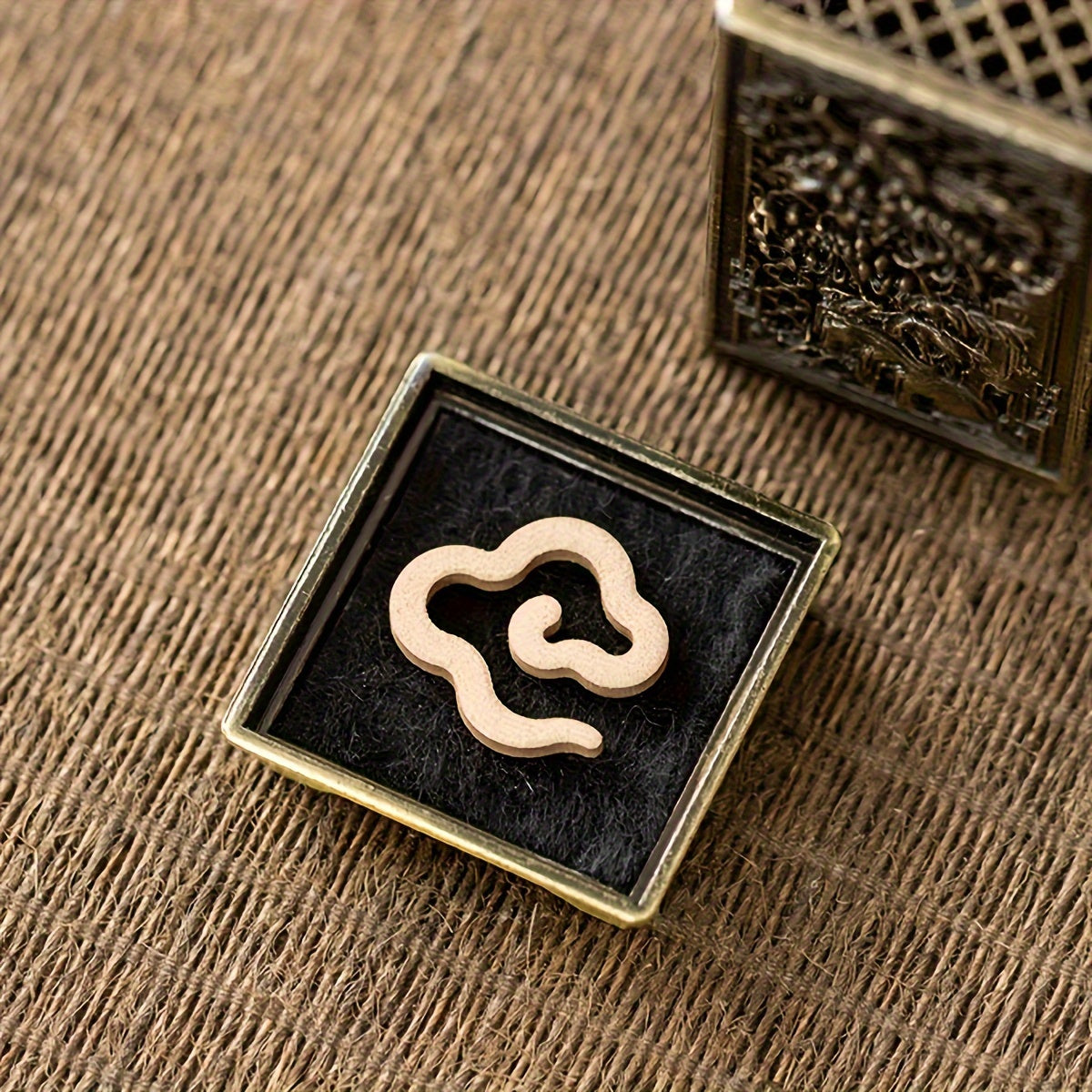 1 Suporte de Incenso Chinesa Elegante e Vazado - Caixa de Metal para Uso Interior - Ideal para Natal, Halloween, Páscoa, Hanukkah - Decoração Perfeita para Casa e Cerimónia do Chá